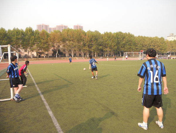 校足球联赛第二场BETWAY必威研究生队获胜1.jpg